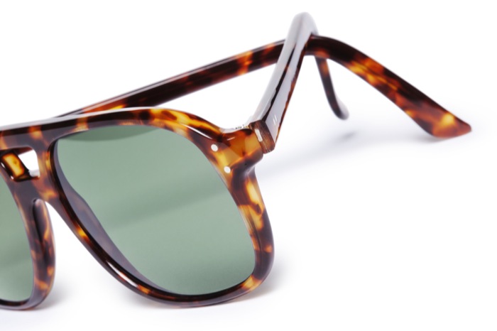 Modèle Terry en acétate façon écaille jaspée, couleur claire, montée en solaire vert