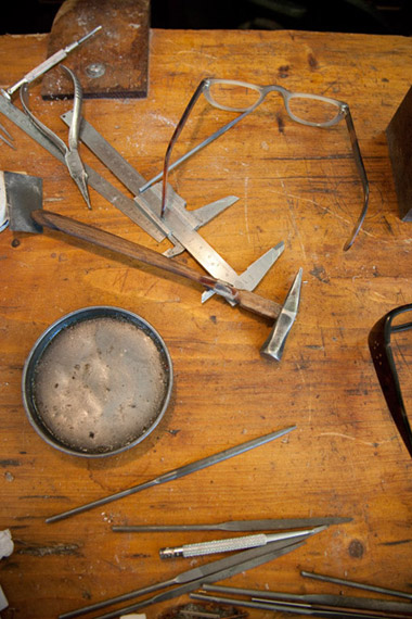 Gestes-d-atelier-03-etabli-outillage-des-lunetiers-maison-bonnet