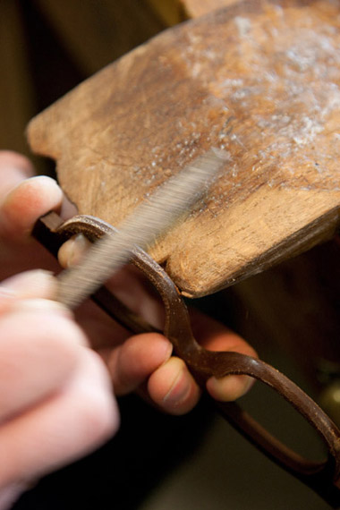 Gestes-d-atelier-05-faconage-du-biseau-a-la-feuille-de-sauge-Maison-Bonnet