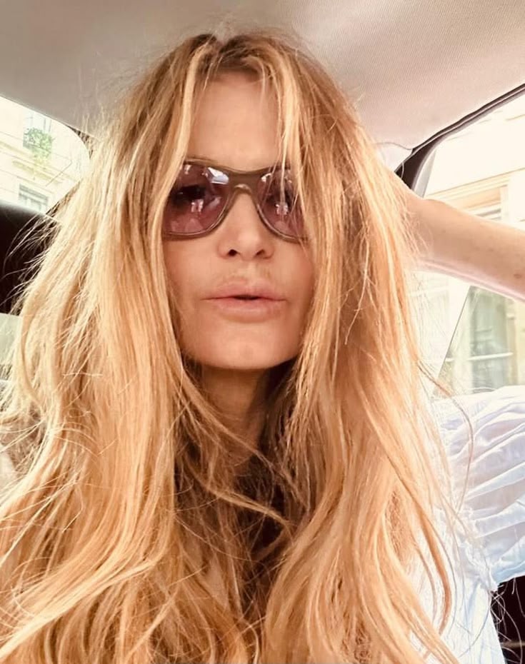 Elle Macpherson, Femme d'affaire et mannequin